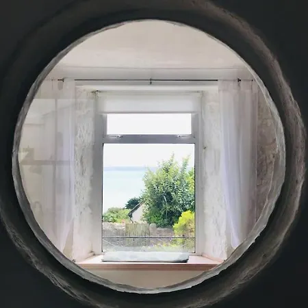 Feriehus Sea View House In